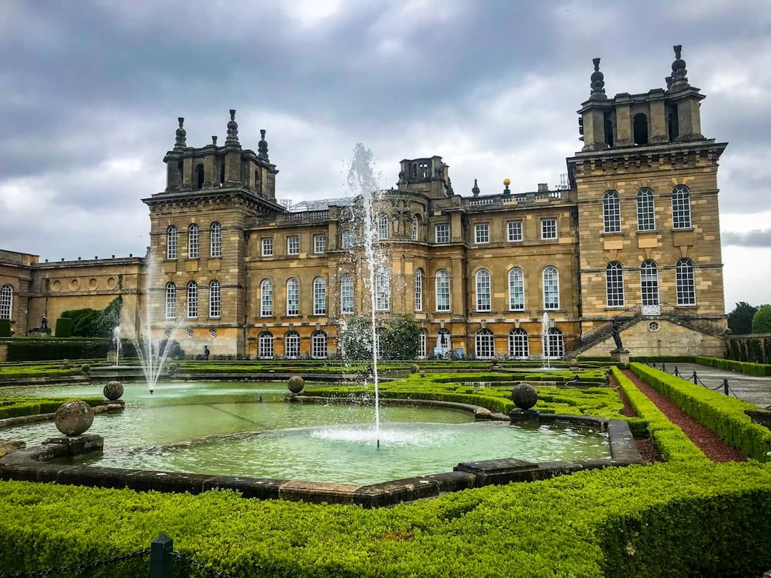 Pałac Blenheim z ogrodami i fontannami.