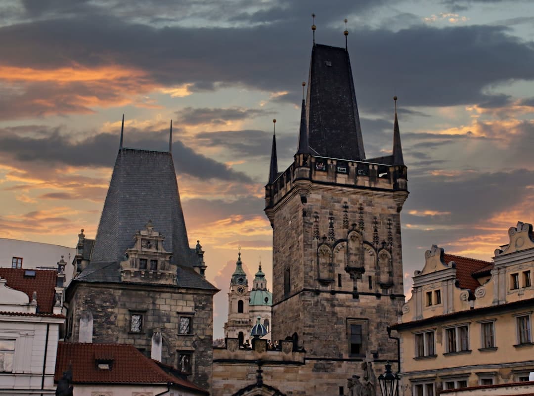 Praga: zabytkowe wieże mostowe o zachodzie słońca.