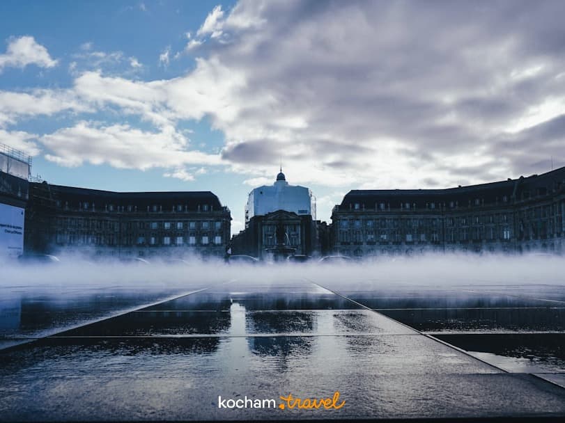 Mgiełka nad Lustrem Wody, zabytkowa architektura Place de la Bourse w Bordeaux.