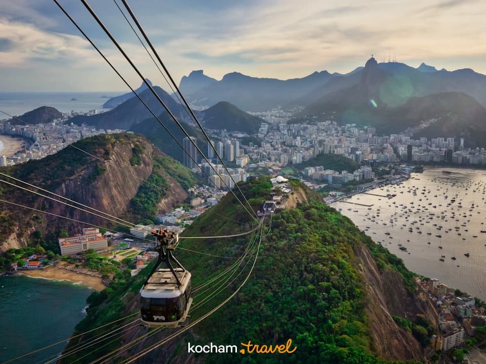 Panoramiczny widok Rio de Janeiro z kolejką linową, górami i Chrystusem Odkupicielem.
