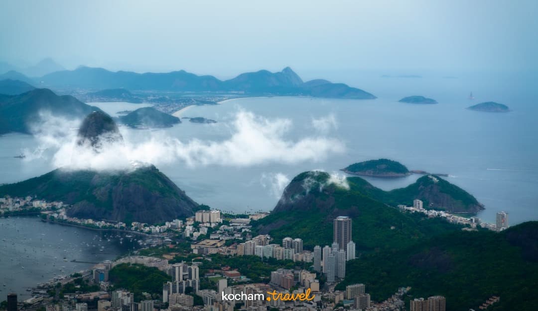 Panoramiczny widok Rio de Janeiro, Góra Cukru, miasto, zatoka, ocean, chmury.