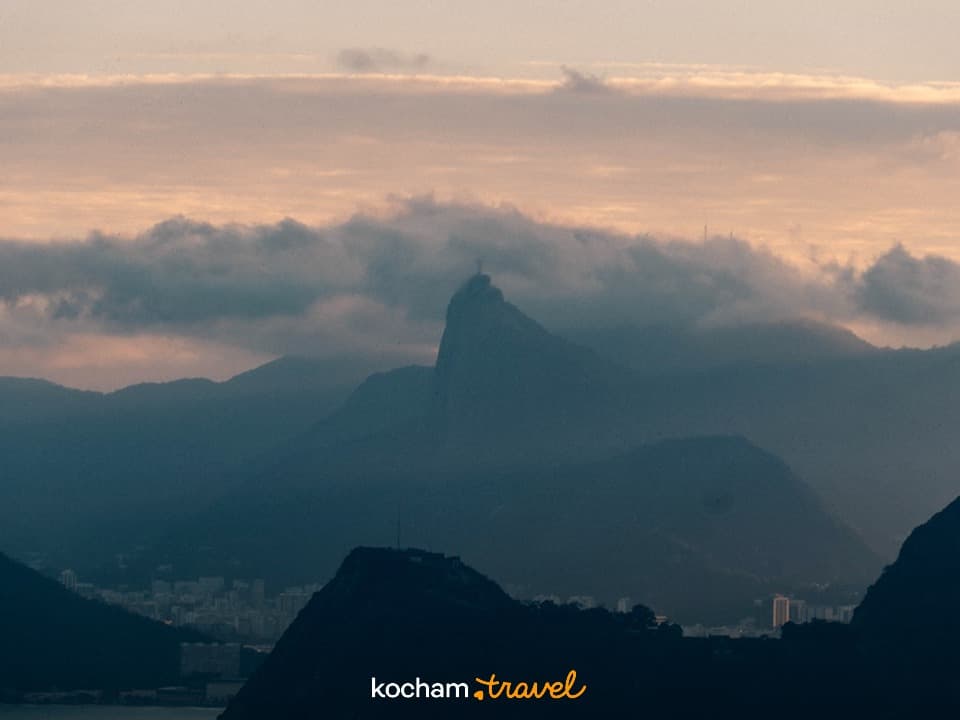 Góry Rio de Janeiro, Corcovado, Chrystus Odkupiciel, miasto, zachód słońca.
