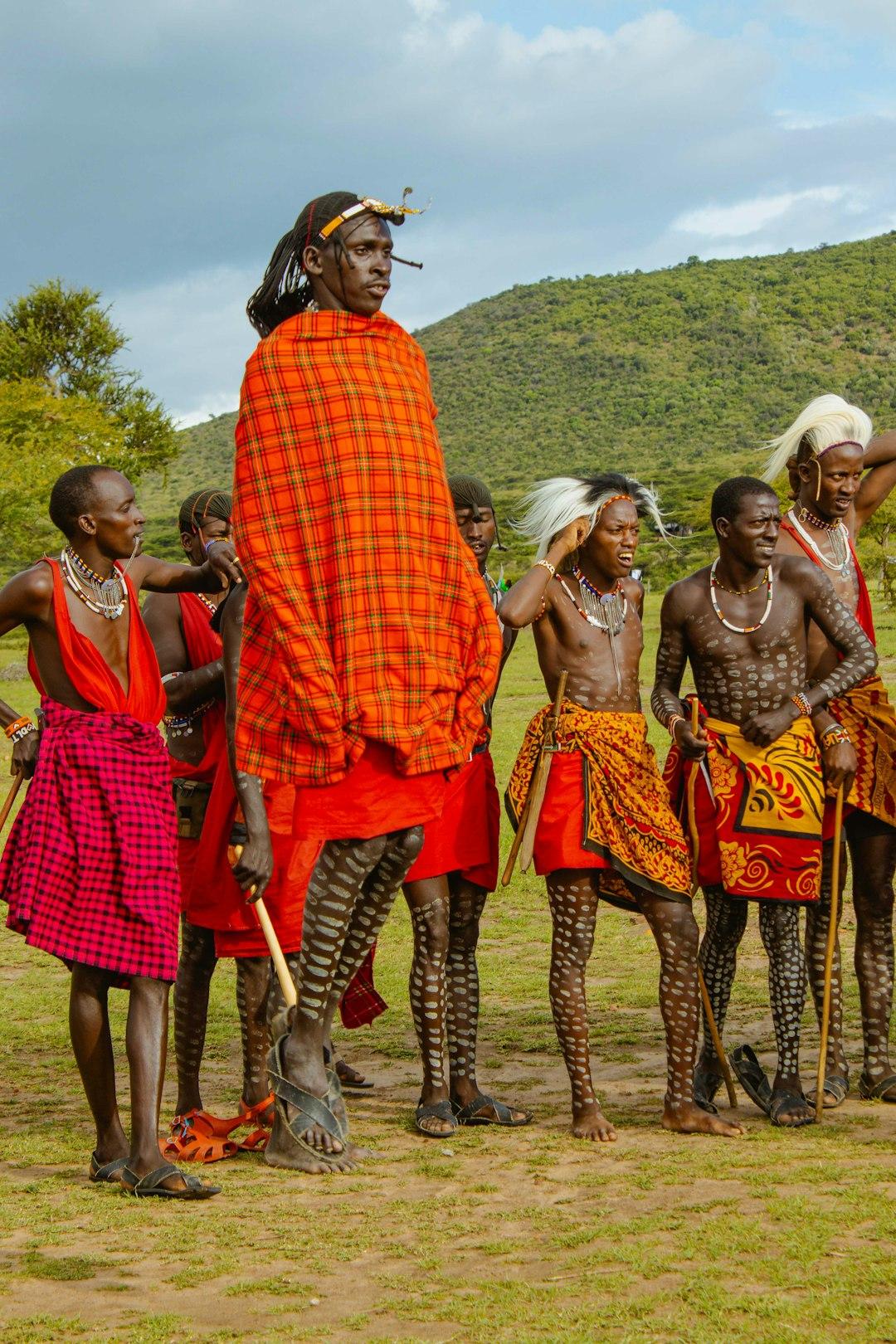 Maasai mężczyźni w tradycyjnych strojach i malunkach ciała w Afryce.