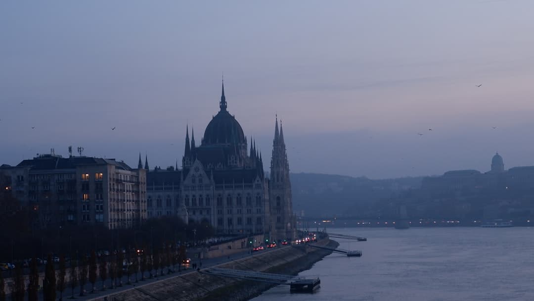 Parlament Węgierski, Dunaj i Zamek Królewski w Budapeszcie o zmierzchu.