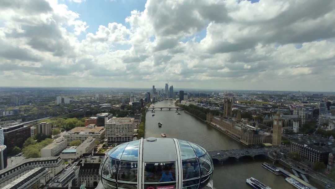 Panorama Londynu z London Eye: Tamiza, Pałac Westminsterski, Big Ben i skyline miasta.