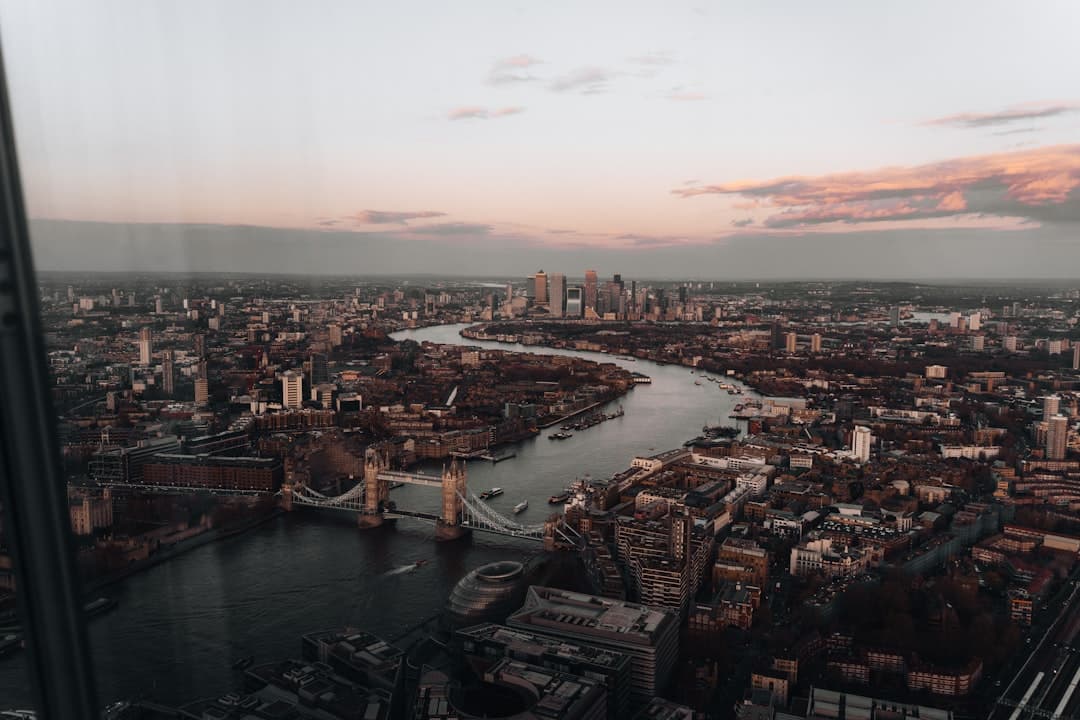 Panorama Londynu z Tower Bridge, Tamizą i Canary Wharf o zachodzie słońca.
