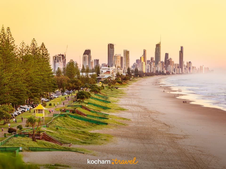 Złote Wybrzeże, Australia: plaża, miasto, zachód słońca.