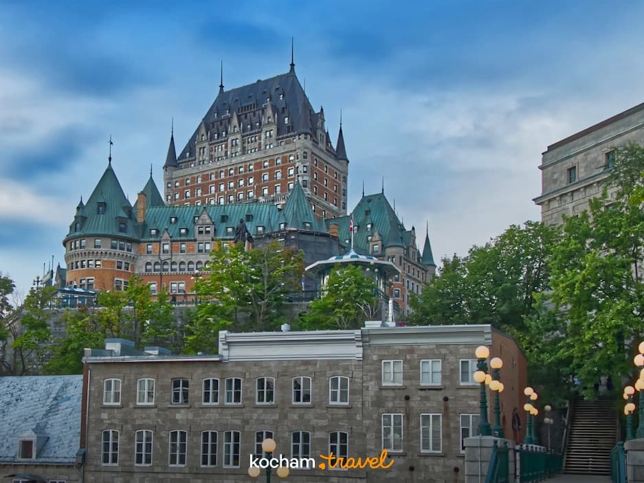 Widok na Château Frontenac w Quebecu, historyczny hotel, Kanada, chmurne niebo.