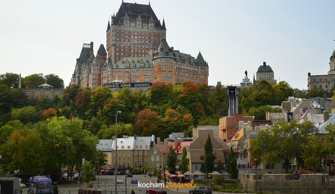 Majestatyczny hotel Château Frontenac w Quebec City, Kanada, jesienią.