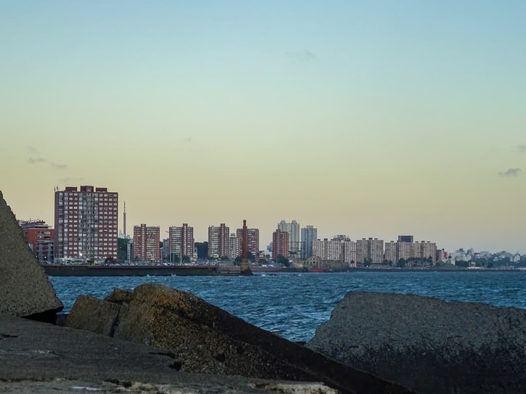 Zachód słońca nad wybrzeżem Montevideo
