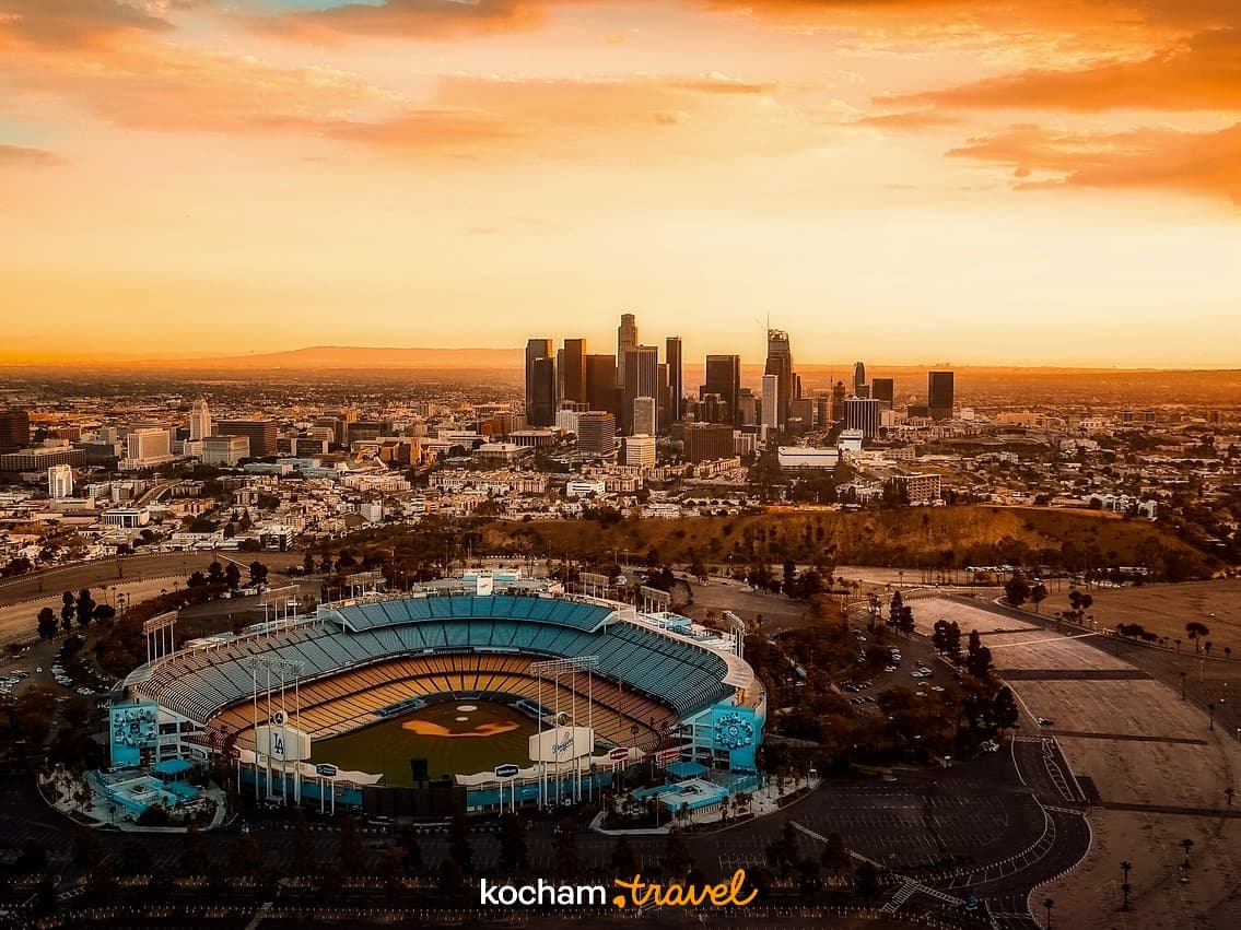 Panoramiczny widok Dodger Stadium, centrum Los Angeles o zachodzie słońca.