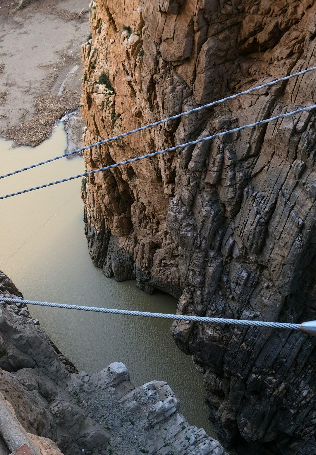 Głęboki wąwóz skalny, rzeka, stalowe liny, El Caminito del Rey.