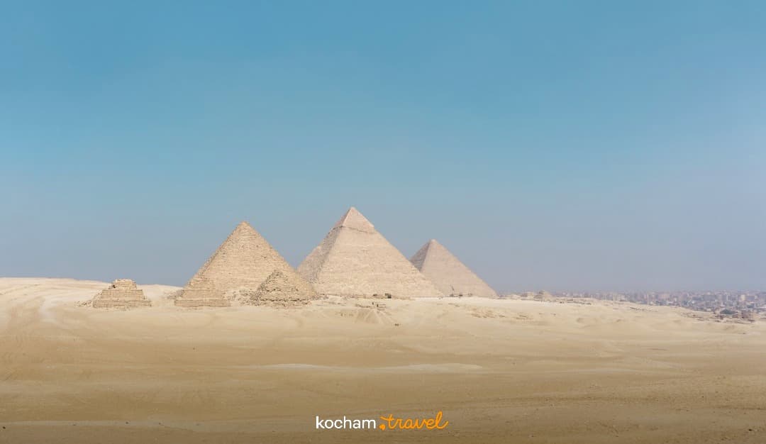 Piramidy Giza w Egipcie, starożytna architektura na pustyni.