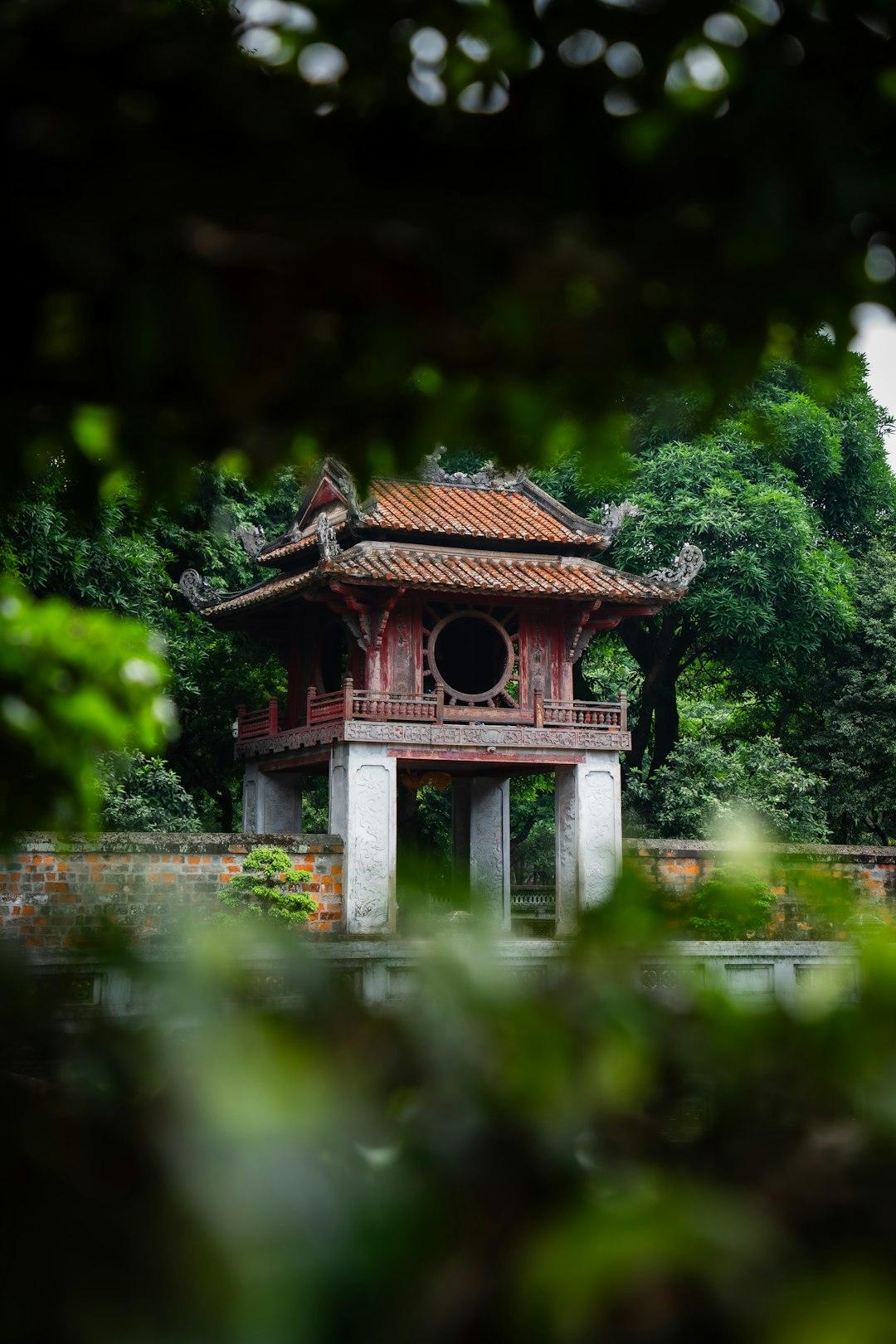 Czerwony pawilon Khuê Văn Các w Świątyni Literatury w Hanoi.