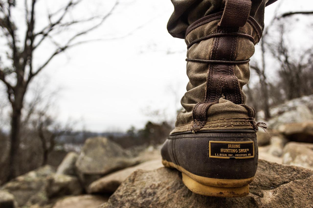 Klasyczny but L.L.Bean Maine Hunting Shoe na skalistym podłożu.