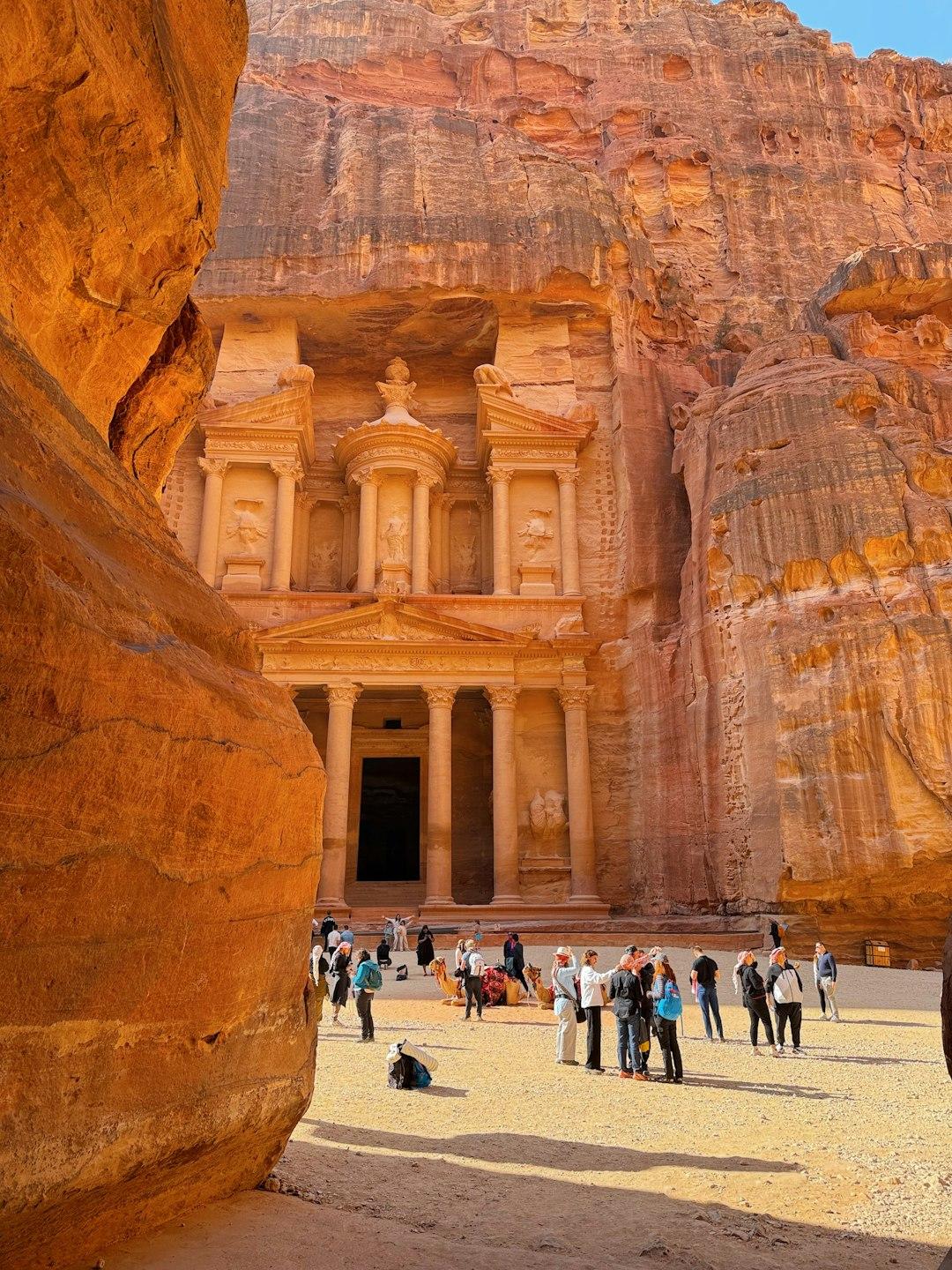 Imponujący Skarbiec Al-Khazneh, Petra, Jordania, otoczony czerwonymi skałami.