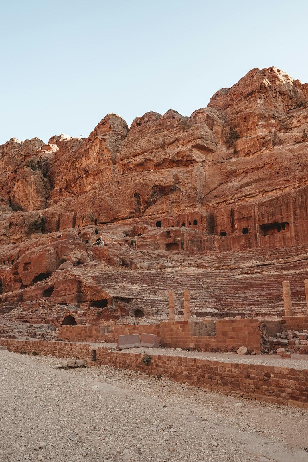 Starożytne grobowce skalne i ruiny w czerwonych górach Petry, Jordania.