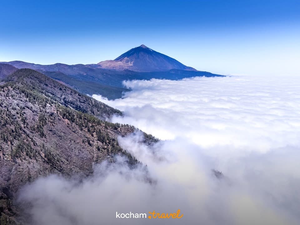 Wulkan Teide, góry Teneryfy, morze chmur, słoneczny krajobraz