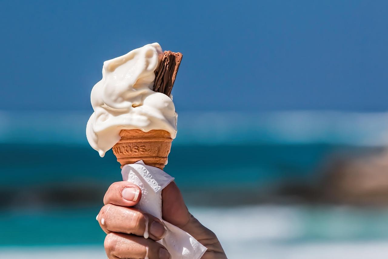 Lody w rożku na tle morza.