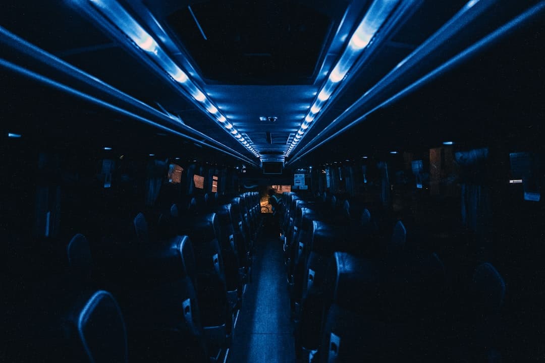 Wnętrze autobusu z niebieskim oświetleniem LED.