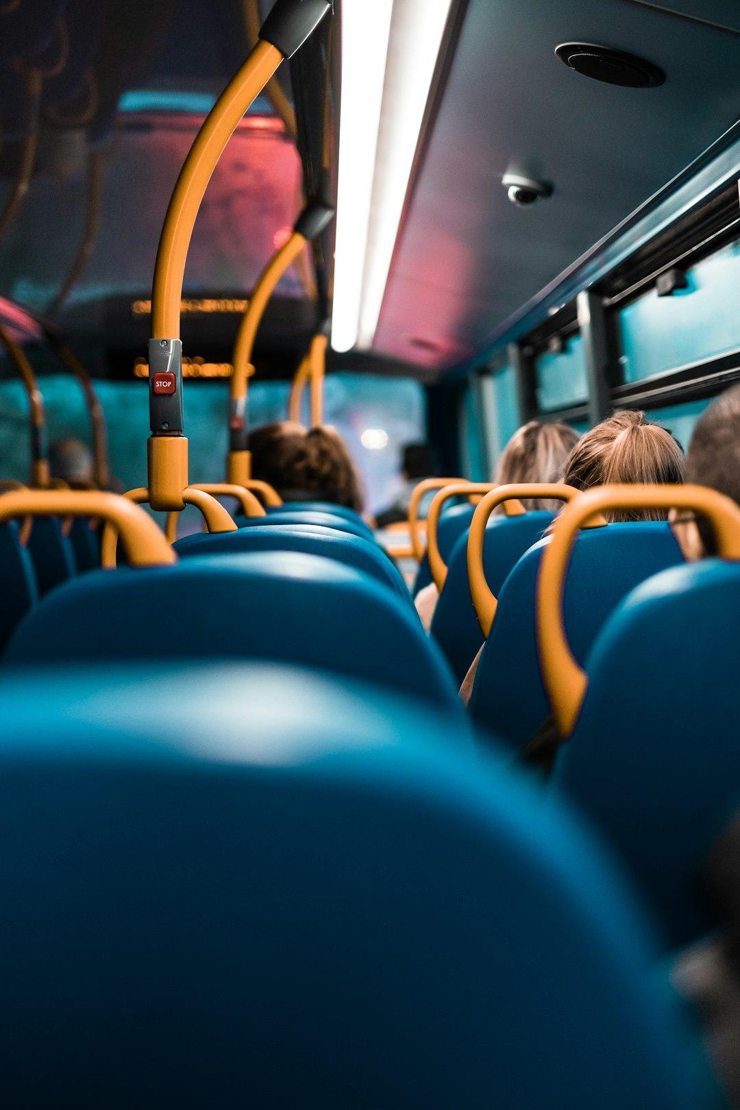 Różne środki transportu publicznego w Wielkiej Brytanii