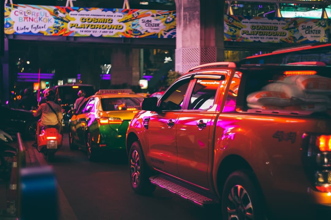Ruch miejski nocą, kolorowe światła, Bangkok.