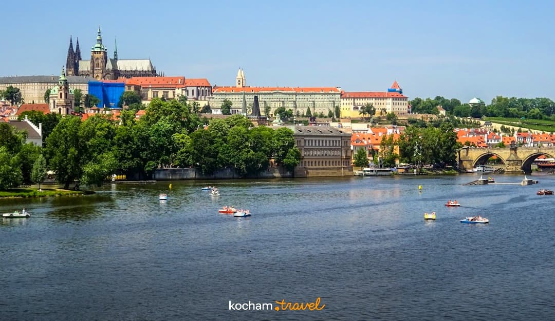 Panorama Pragi z Wełtawą, Zamkiem i Mostem Karola, łódki.