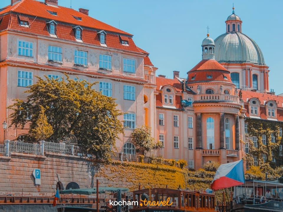 Zabytkowa architektura Pragi, rzeka Wełtawa, kopuła, czeskie łodzie rzeczne.