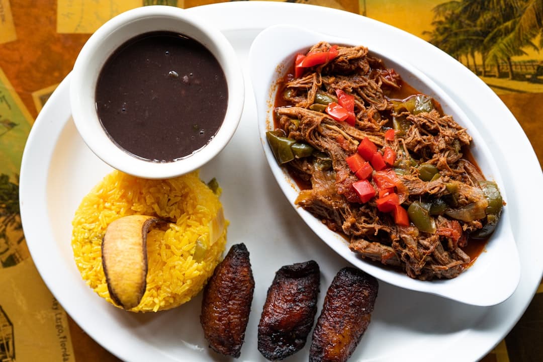 Tradycyjne danie kubańskie: ropa vieja, ryż, fasola, smażone platany.