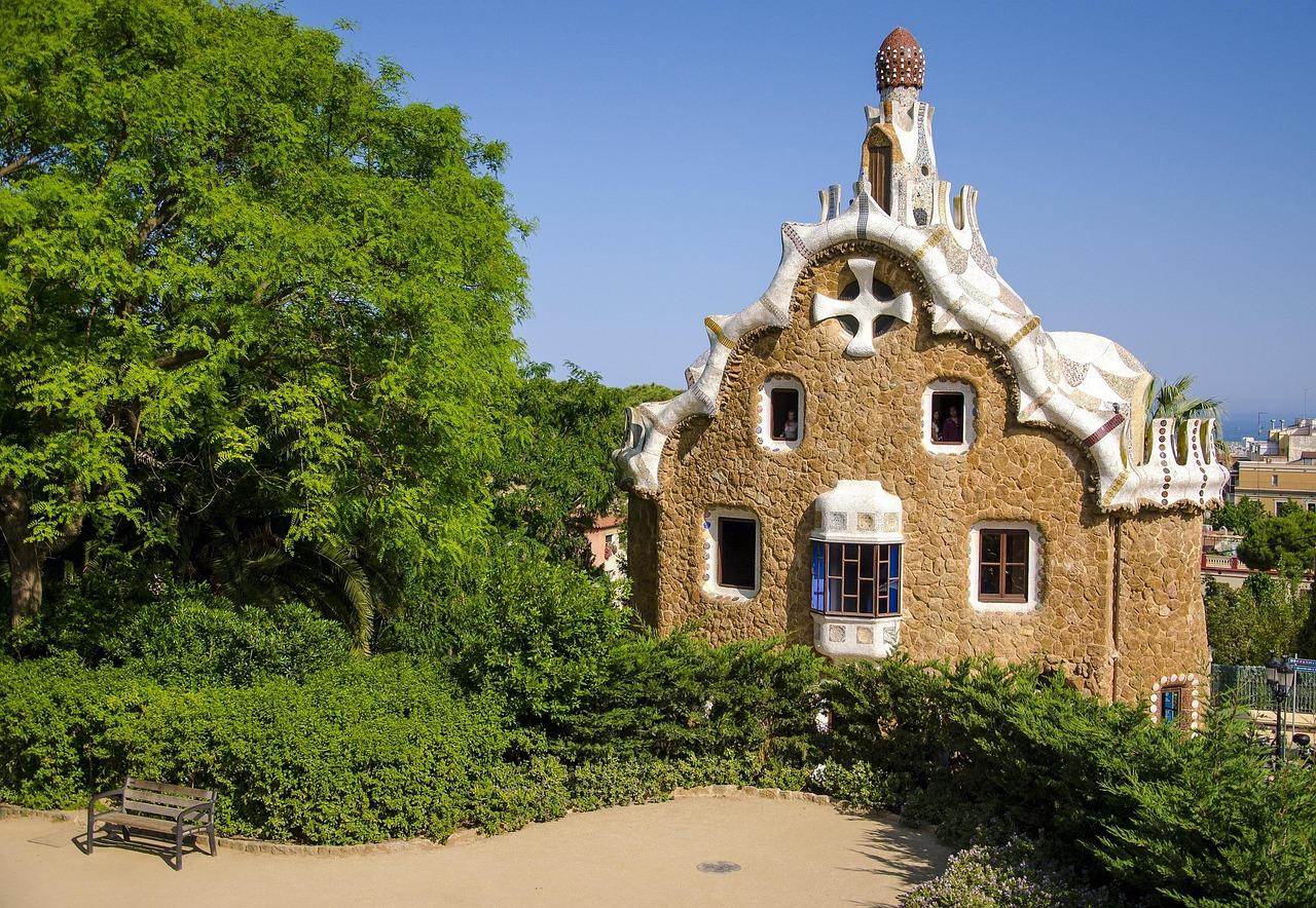 Charakterystyczny kamienny dom z mozaiką w Parku Güell, Barcelona