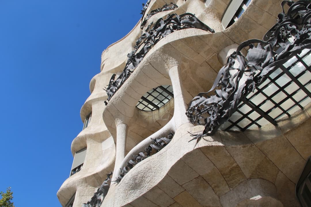 Casa Milà Gaudíego, falująca kamienna fasada, organiczne balkony, Barcelona.