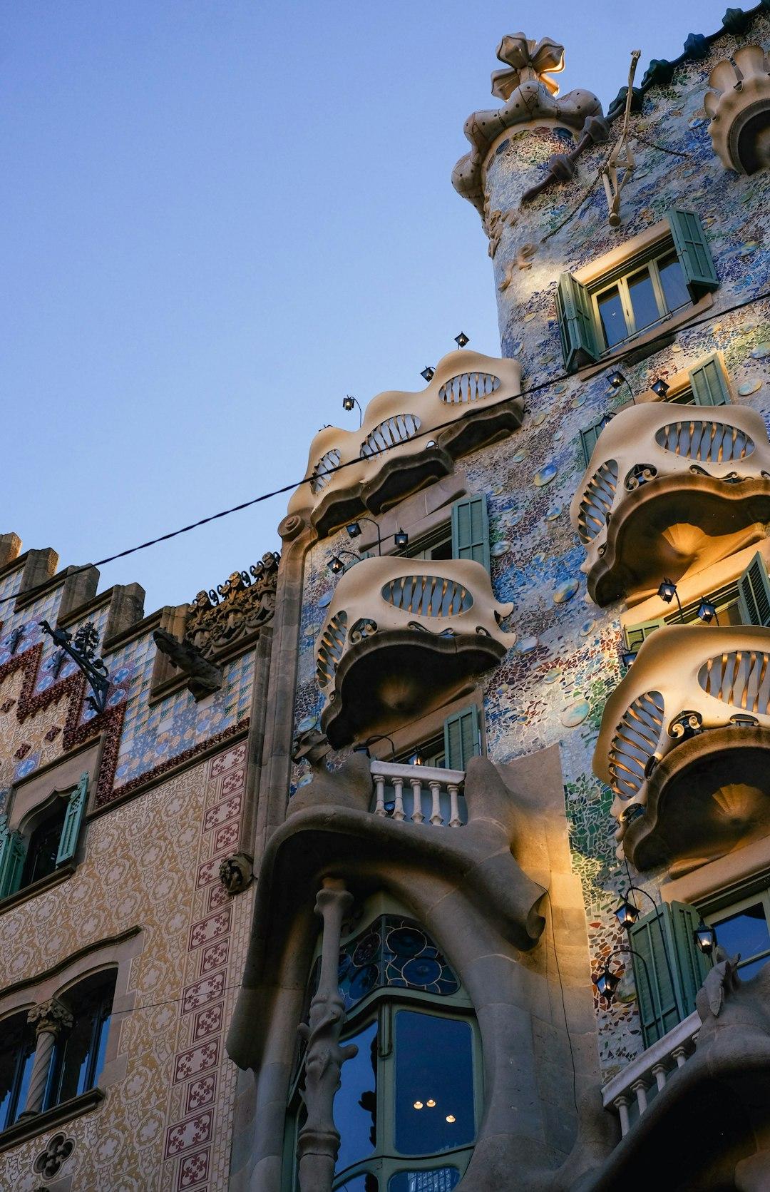 Modernistyczna Casa Batlló Gaudiego, falująca fasada, mozaikowe płytki, Barcelona.