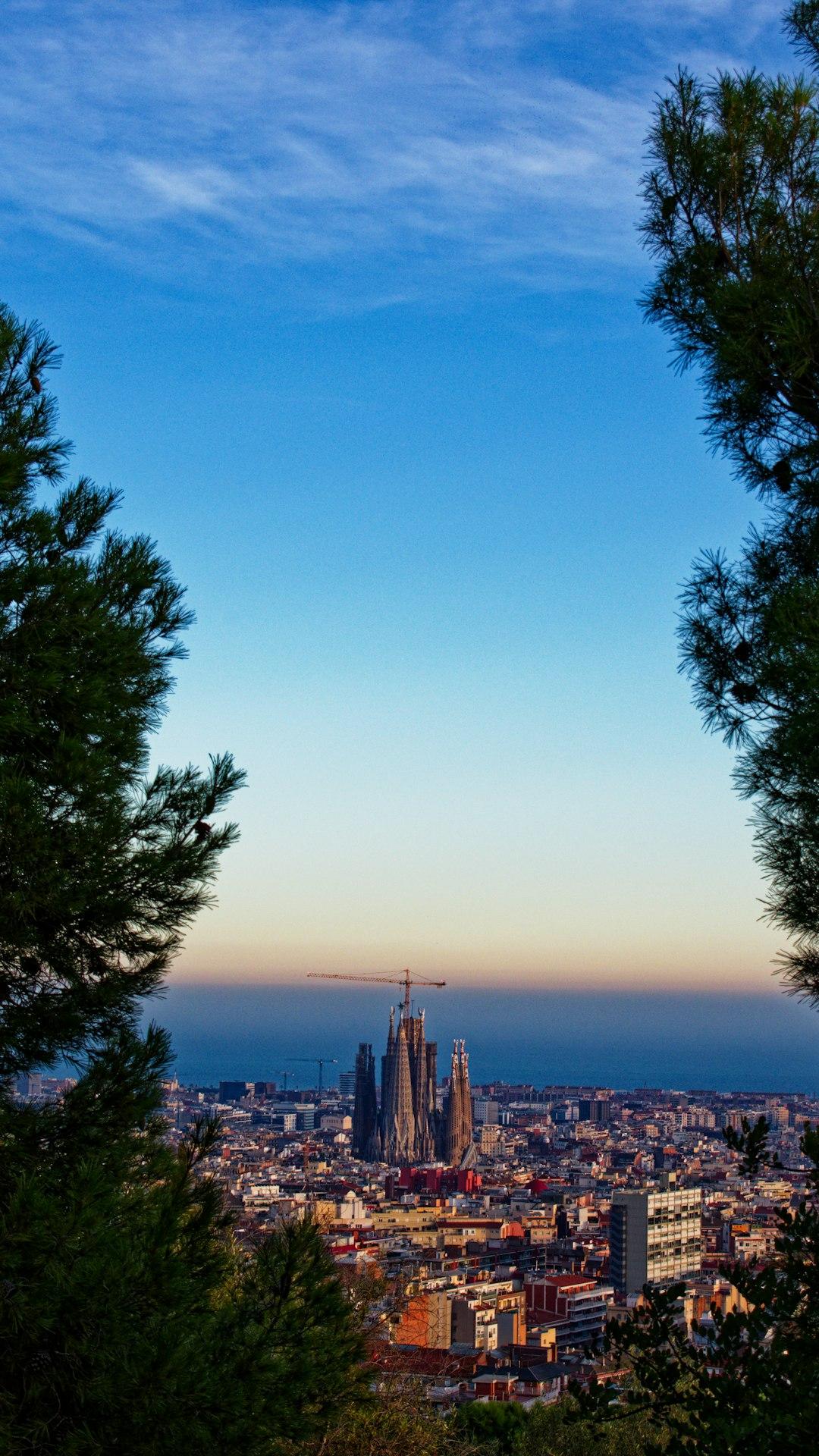 Panorama Barcelony z Sagrada Familia i morzem o zachodzie słońca