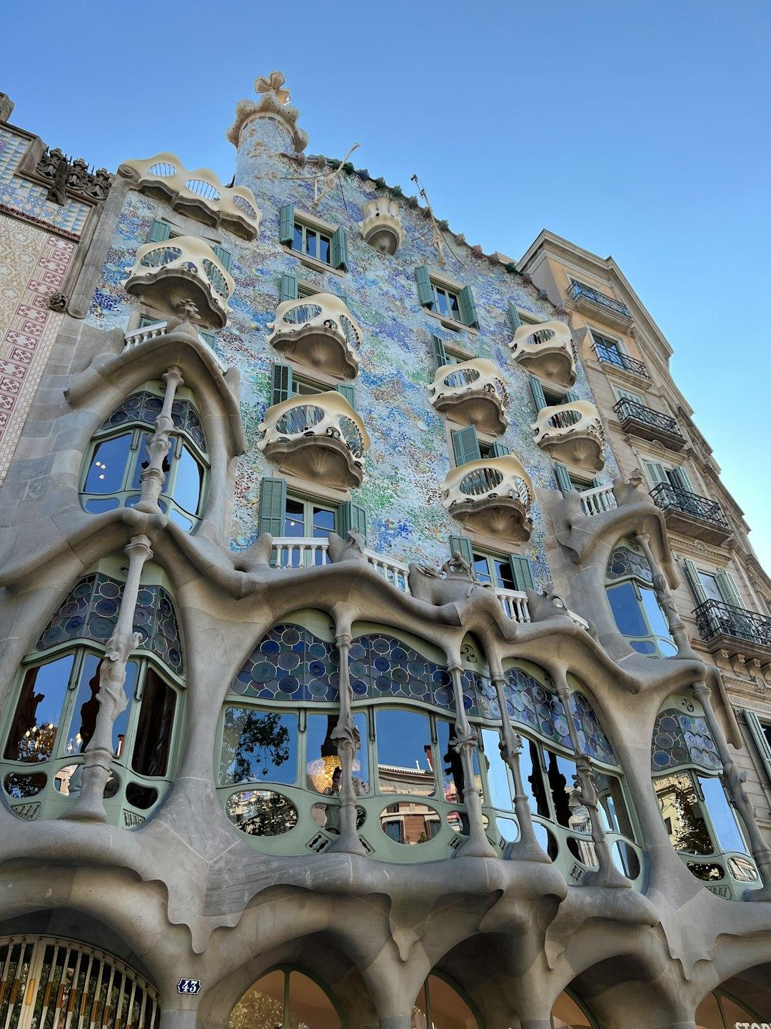 Kolorowa, modernistyczna fasada Casa Batlló Gaudiego w Barcelonie.