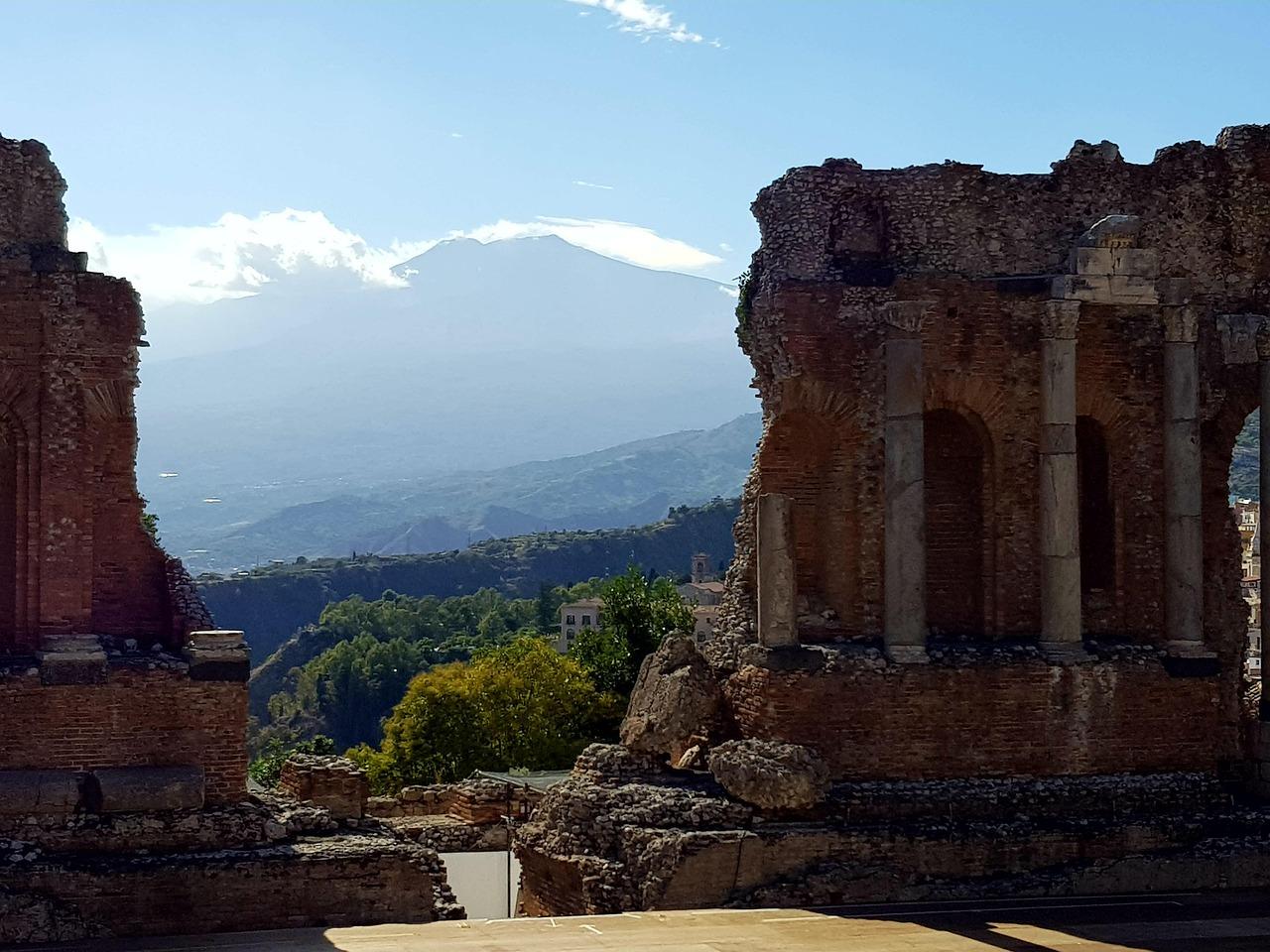 Ruiny grecko-rzymskiego teatru w Taorminie z widokiem na wulkan Etna.