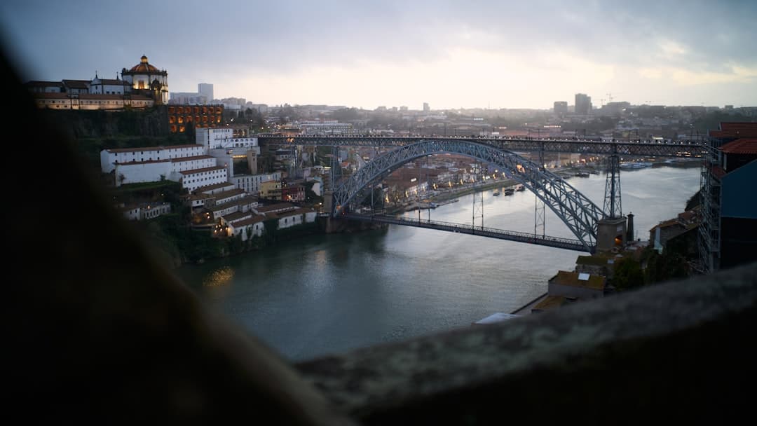 Most Dom Luís I nad rzeką Douro w Porto o zmierzchu.