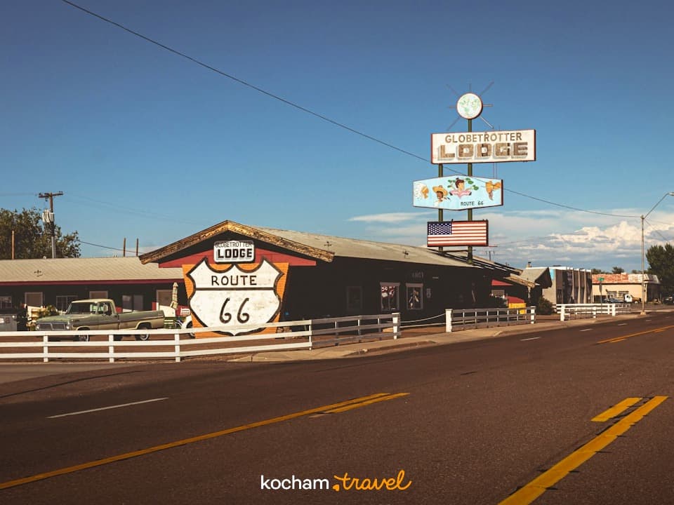 Zabytkowy motel Globetrotter Lodge, znak Route 66, stary samochód, USA.