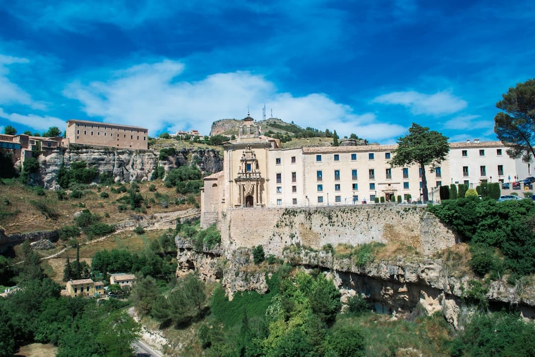 Ronda, Hiszpania: zabytkowe budynki na klifie nad wąwozem El Tajo.
