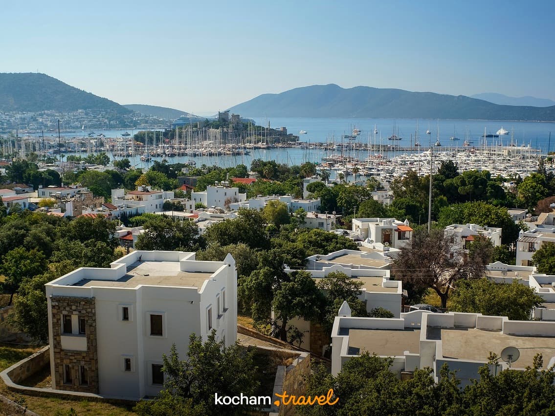 Bodrum, Turcja: panorama miasta, marina, jachty, białe domy, zamek.