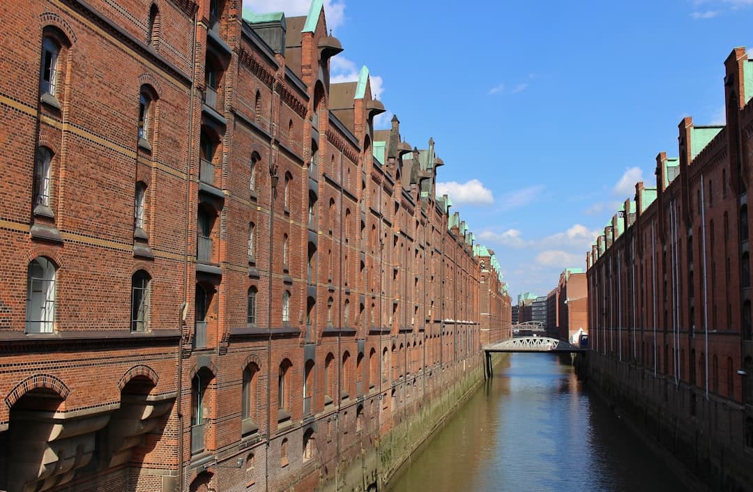 Widok na kanały i magazyny w Speicherstadt
