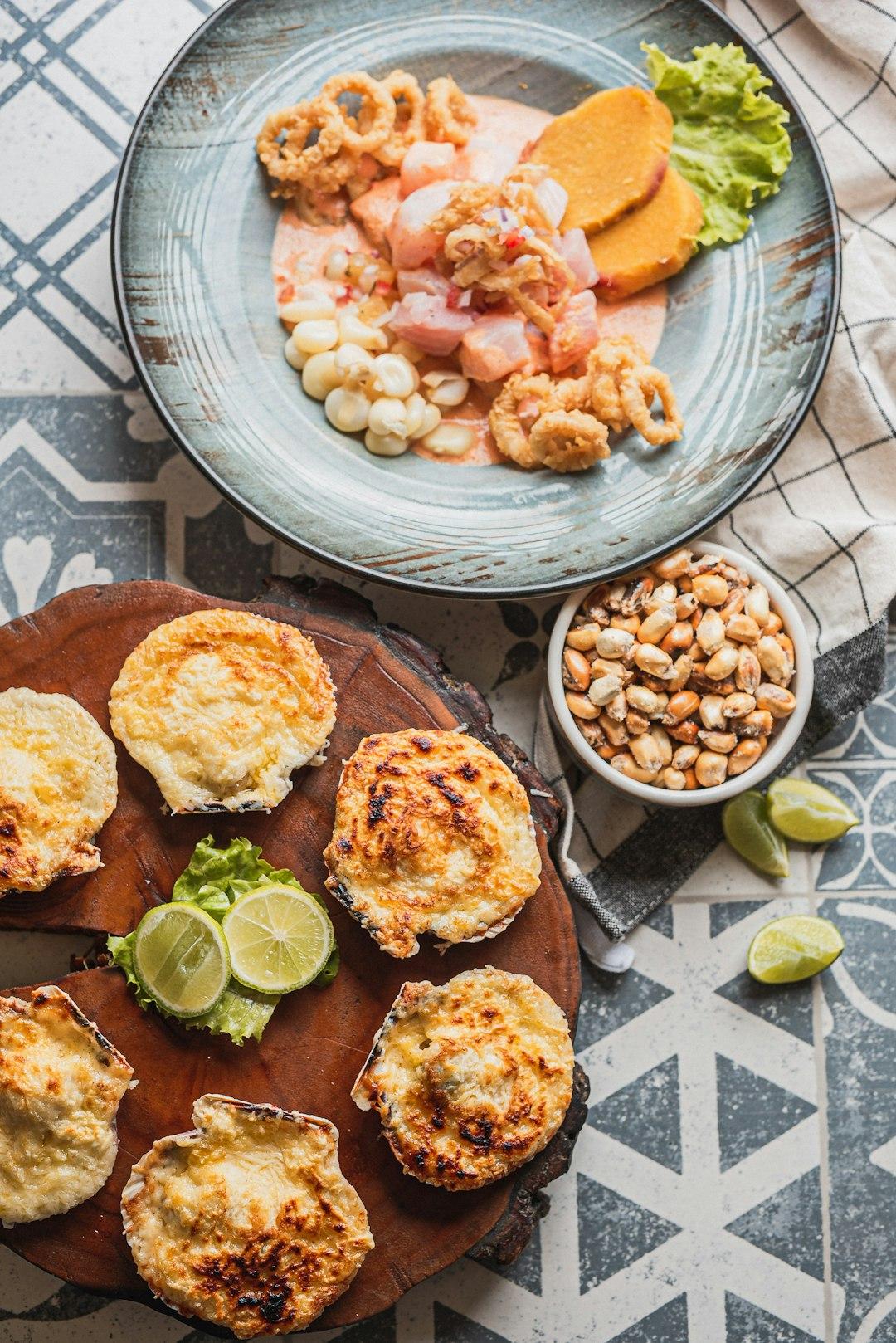 Peruwiańskie ceviche z owocami morza, przegrzebki, kukurydza, limonki.