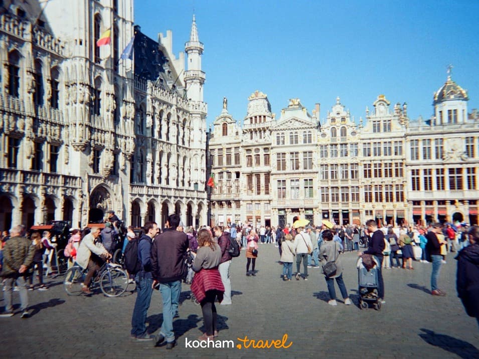Bruksela Grand Place, zabytkowy rynek, gotycki ratusz, barokowe kamienice, tłum.