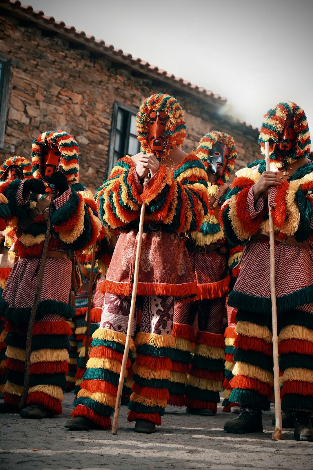 Tradycyjne kolorowe kostiumy, maski, laski, festiwal kulturalny.