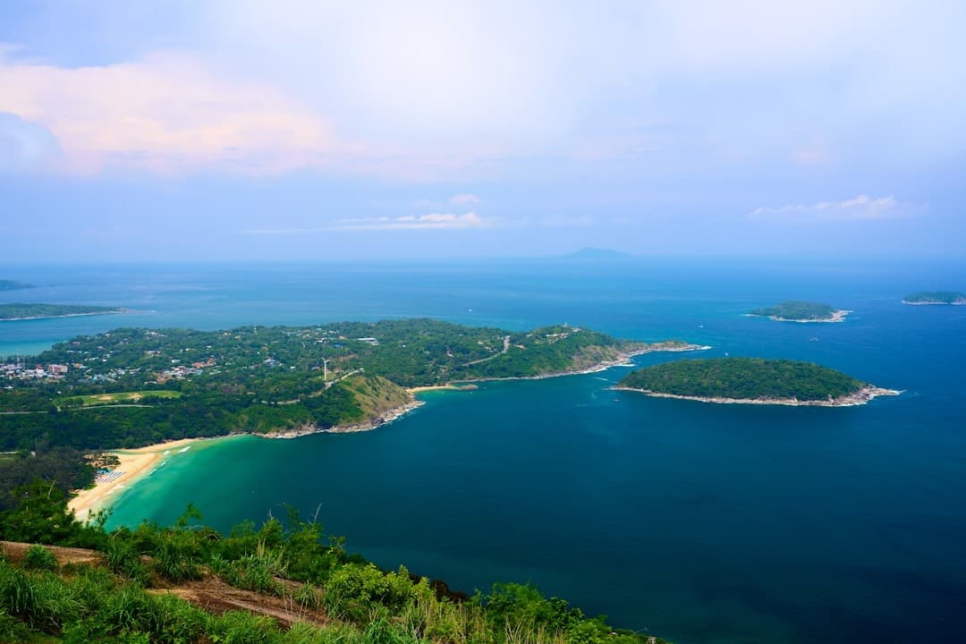Panoramiczny widok na tropikalne wybrzeże Phuket, wyspy, turkusową wodę.