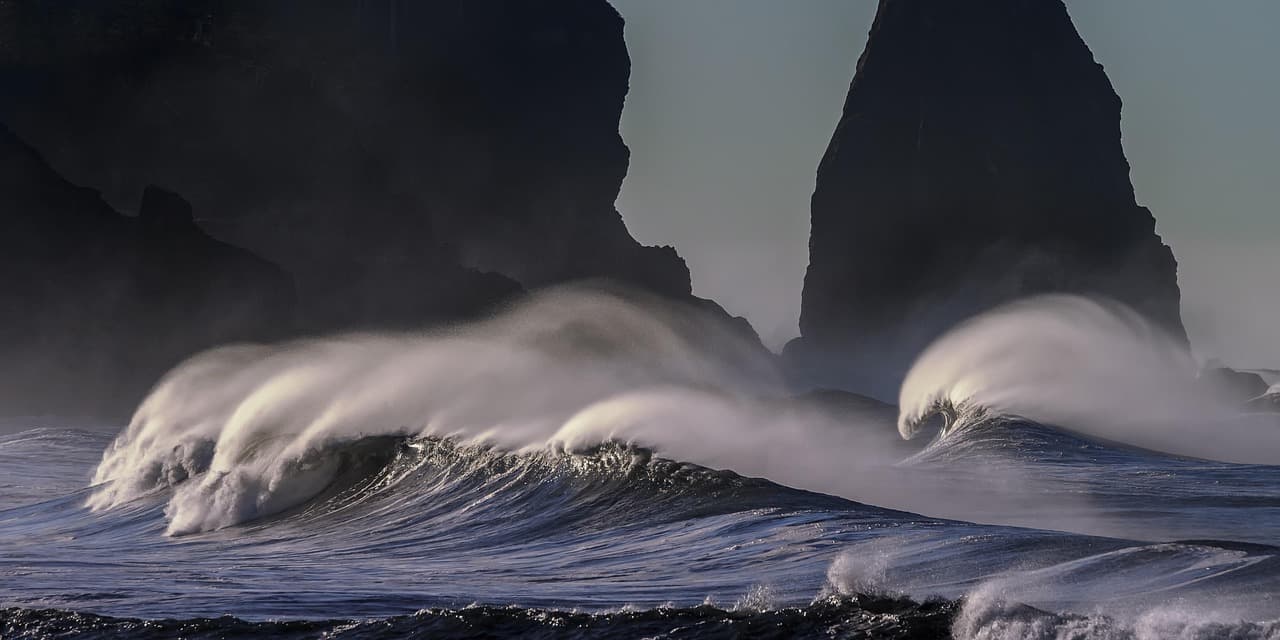 Oceaniczne fale i klify w mgle, wzburzone morze.