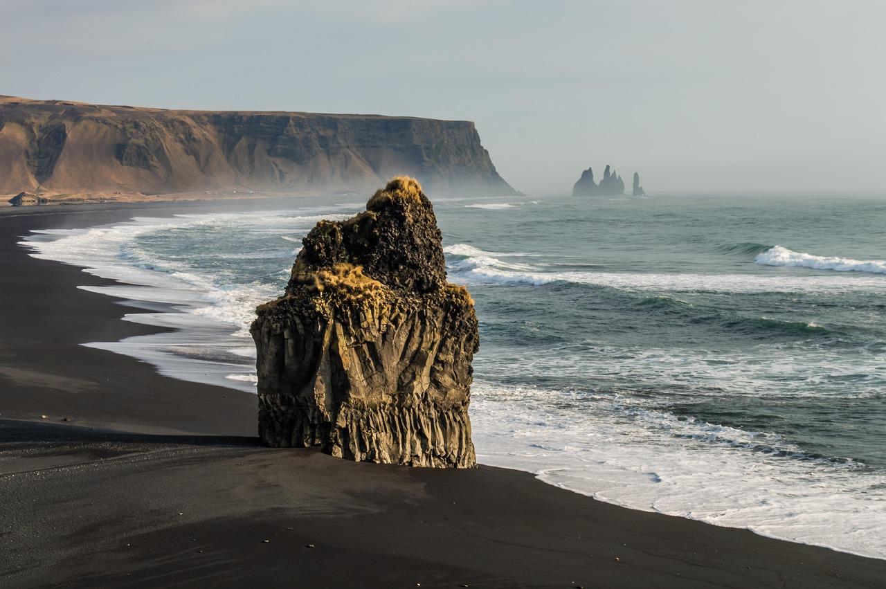Czarna plaża, morze, skały, Islandia, krajobraz, fale, Reynisfjara.