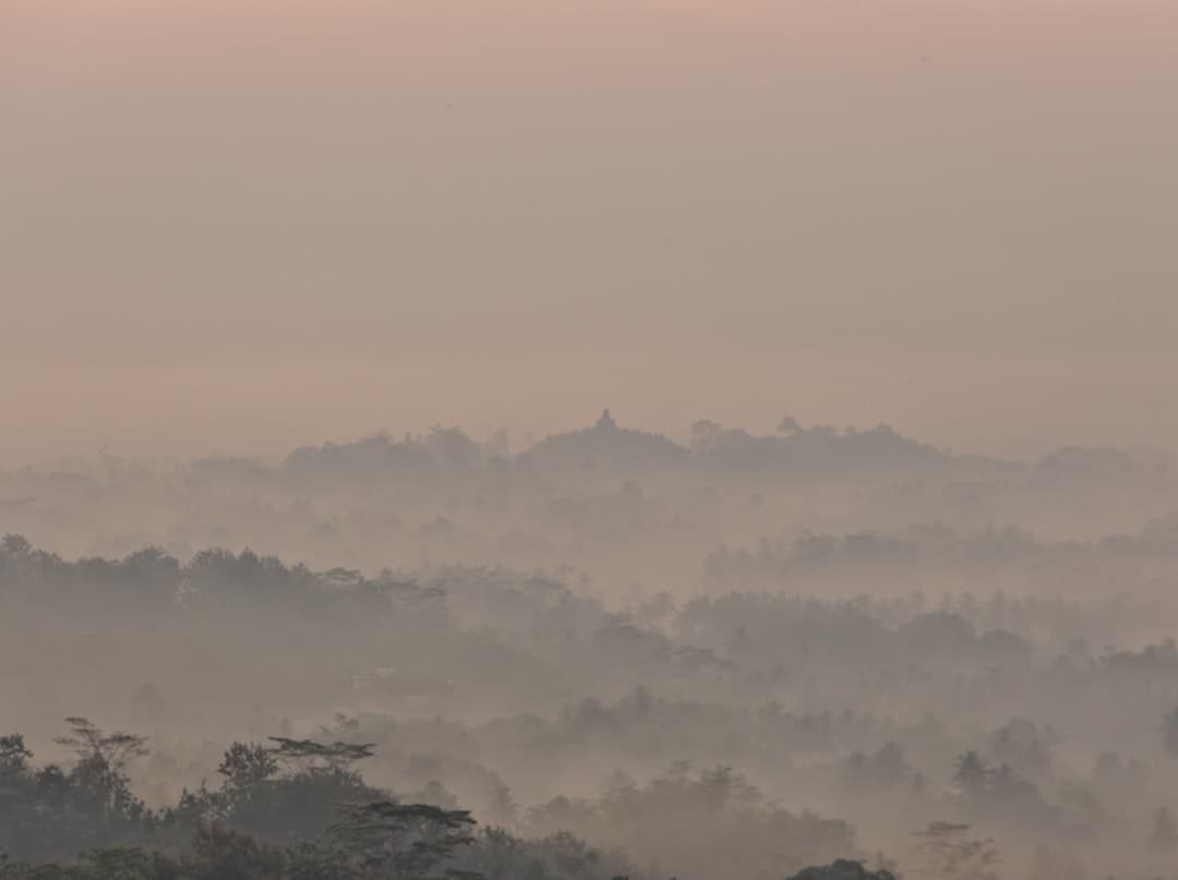 Borobudur, zamglony krajobraz o świcie, świątynia buddyjska na Jawie.