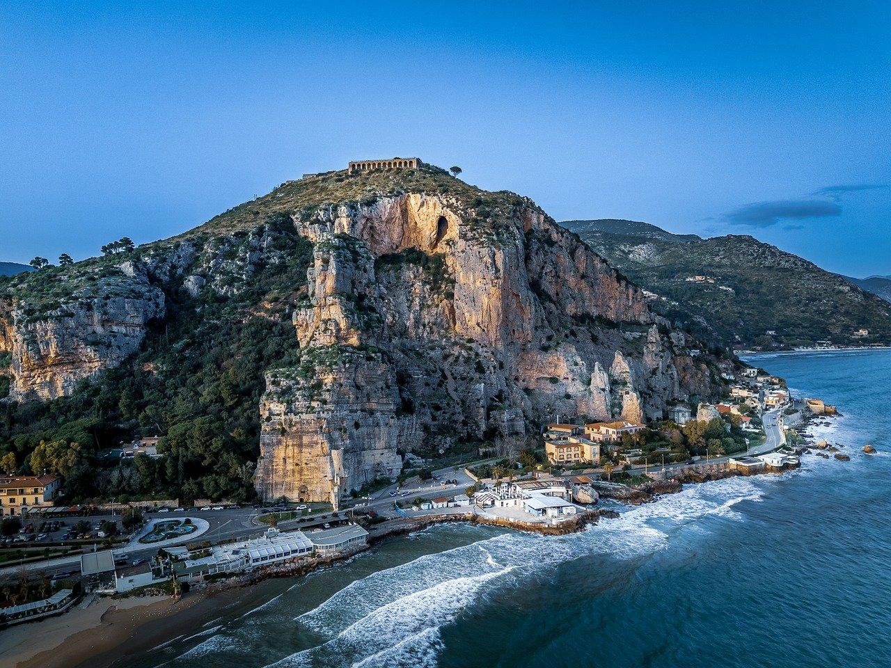 Sperlonga, Włochy: miasteczko nadmorskie, klify, starożytne ruiny.