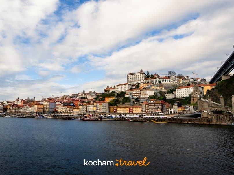 Malownicze Porto, Portugalia, rzeka Douro, most, historyczne budynki.