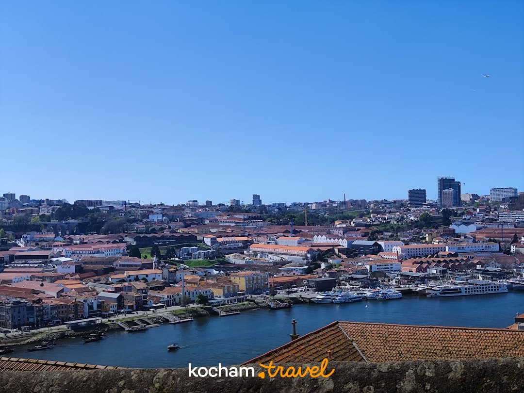 Malownicza panorama Porto nad rzeką Douro w słoneczny dzień.